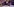 Ein Mann trägt eine Virtual Reality Brille und staunt