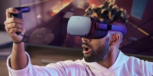 Ein Mann trägt eine Virtual Reality Brille und staunt