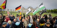 Neonazis laufen am Reichstag vorbei