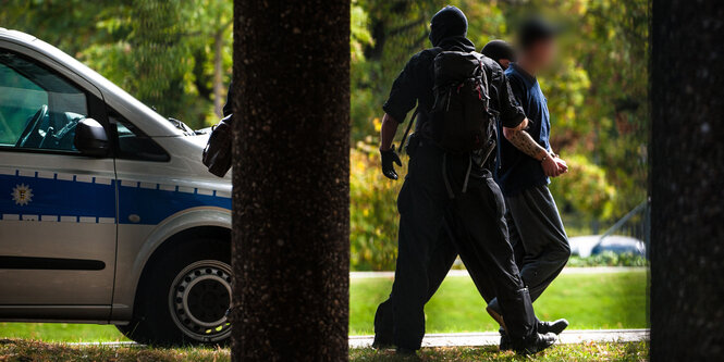 Polizisten führen einen Mann ab