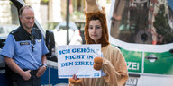 Eine Demonstrantin im Kamel-Kostüm trägt ein Schild mit der Aufschrift: "Ich gehöre nicht in den Zirkus".