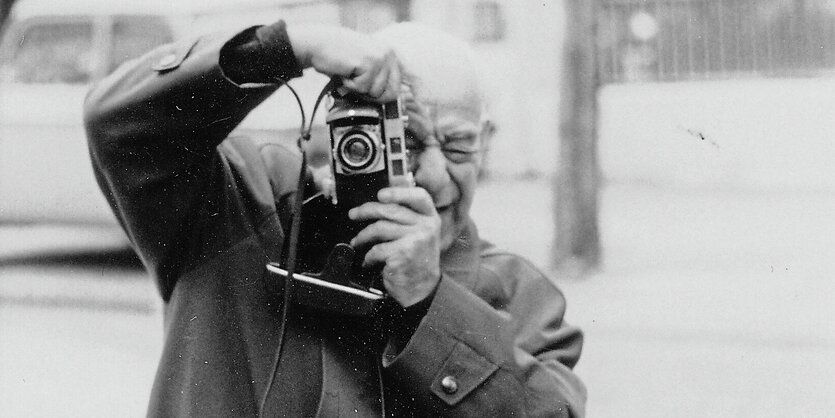 Siegfried Landshut beim Fotografieren.