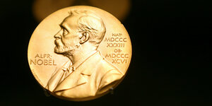 Eine Medaille mit dem Konterfei von Alfred Nobel