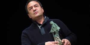 Domenico Lucano hält den "Dresdner Friedenspreis" in den Händen, den er 2017 verliehen bekommen hat