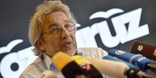 Can Dündar vor Mikrofonen