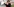 Angela Merkel und Emmanuel Macron stehen nebeneinander und gucken nach links
