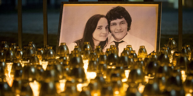 Hinter einem Kerzenmeer ist ein Foto des ermordeten Journalisten Jan Kuciák und seiner Freundin zu sehen