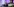 Eine Frau steht an einem Pult