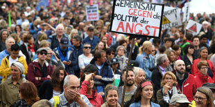 Viele Menschen demonstrieren, aus der Menge ragt ein Schild mit der Aufschrift: Gemeinsam gegen die Politik der Angst