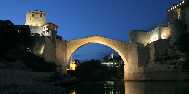 Brücke von Mostar bei Nacht