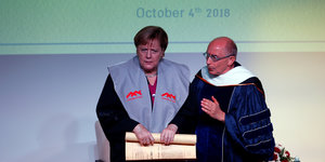 Merkel mit Gewand und Ehrendoktorzertifikat der Uni Haifa