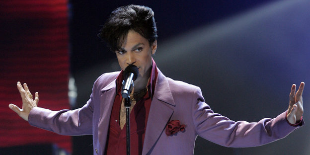 Sänger Prince am Mikrofon