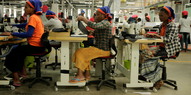 Arbeiterinnen nähen Kleidung in einer Fabrik in Äthiopien