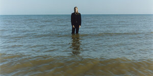 Ein Mann im Wasser. Es ist Jaakko Eino Kalevi