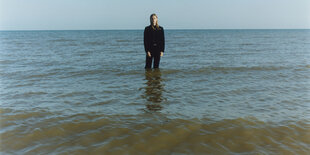 Ein Mann im Wasser. Es ist Jaakko Eino Kalevi