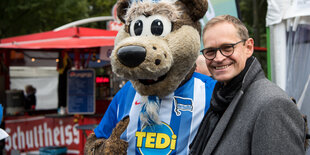 Michael Müller mit dem Hertha-Maskottchen