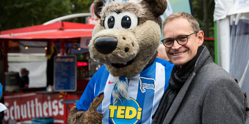 Michael Müller mit dem Hertha-Maskottchen