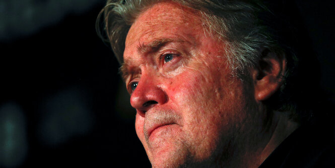 Ex-Breitbart News-Herausgeber Steve Bannon im Profil vor schwarzem Hintergrund