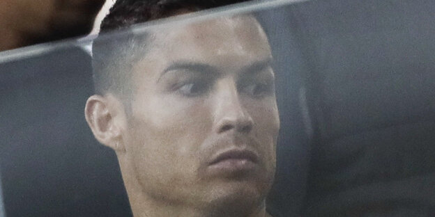 Cristiano Ronaldo schaut erschreckt nach links