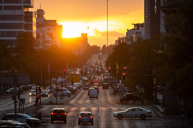 Die Straße des 17. Juni im Abendlicht