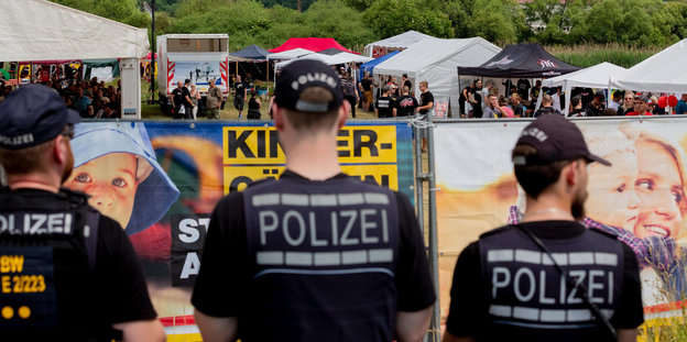 In Themar stehen Polizisten vor einem Festivalgelände
