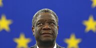 Denis Mukwege vor der Europaflagge
