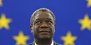Denis Mukwege vor der Europaflagge