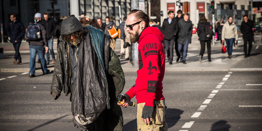 Ein Obdachloser und ein Hipster