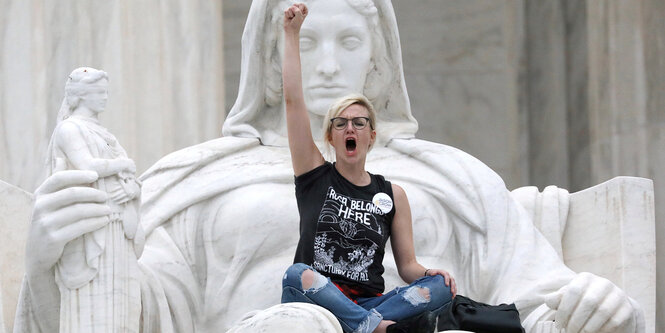 Eine Frau protestiert gegen Kavanaughs Ernennung