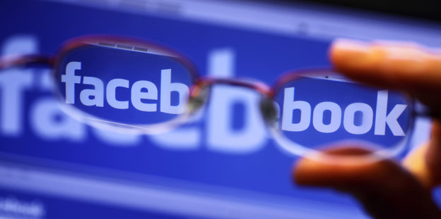Facebook datenjournalistisch auswerten: Eine Brille vor dem Facebook-Logo