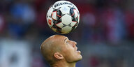 Ein Ball über dem Kopf von Arjen Robben