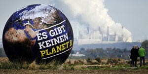 Am Hambacher Forst steht ein riesiger Ballon mit der Aufschrift "Es gibt keinen Planet B."