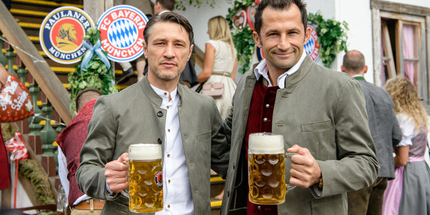 Niko Kovac, Trainer vom FC Bayern München und Sportdirektor Hasan Salihamidzic halten auf dem Oktoberfest Masskrüge in der Hand