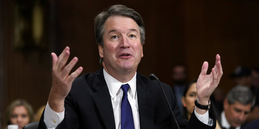 Brett Kavanaugh spricht und hebt dabei die Hände