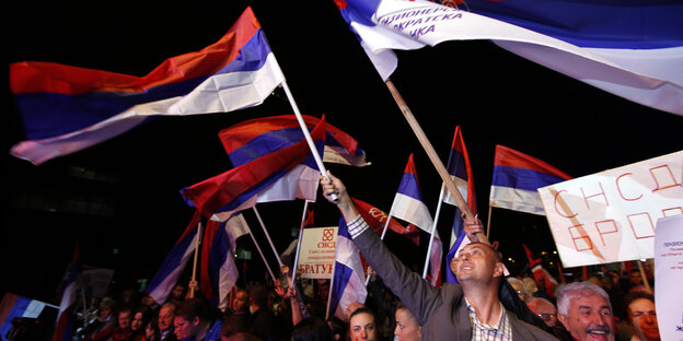Unterstützer von Milorad Dodik schwenken serbische Fahnen