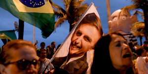 Männer und Frauen jubeln für Bolsonaro