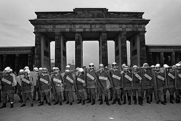 DDR-Polizisten stehen vorm Brandenburger Tor