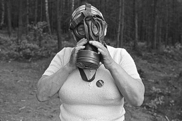Eine Frau trägt eine Atommaske