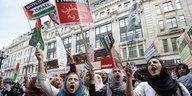 Frauen fordern einen Boykott von Israel auf einer Demo in London