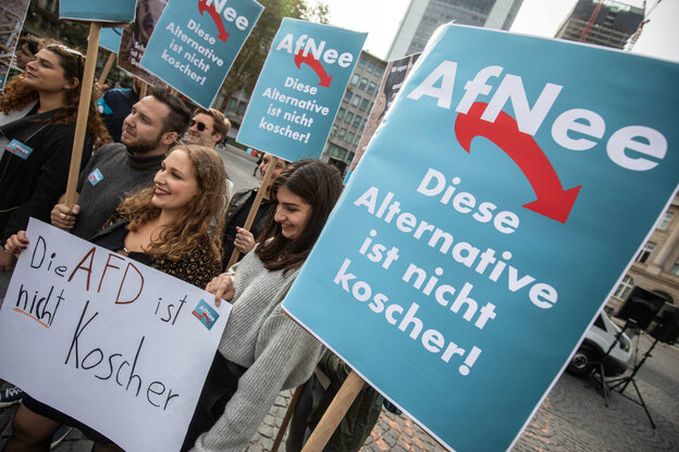 Aktivist*innen der Jüdischen Studierendenunion Deutschland protestierten am Sonntag in Frankfurt/Main gegen die Gründung einer jüdischen AfD-Vereinigung zur gleichen Zeit im benachbarten Wiesbaden
