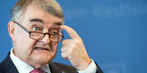 NRW-Innenminister Herbert Reul zeigt auf seine Stirn