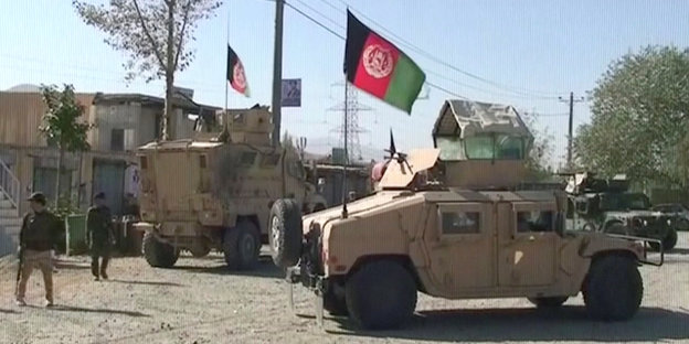 In Afghanistan steht ein gepanzerter Wagen auf einer Kreuzung