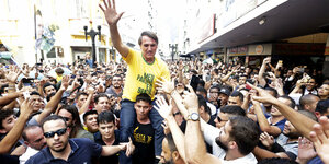 Jair Bolsonaro lässt sich in einer Menschenmenge feiern