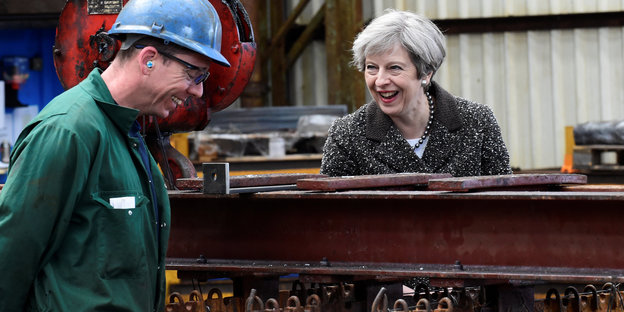 In Großbritannien lacht Theresa May mit einem Stahlarbeiter