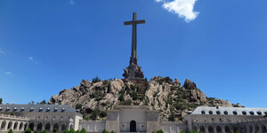 Franco-Mausoleum mit Kreuz vor blauem Himmel