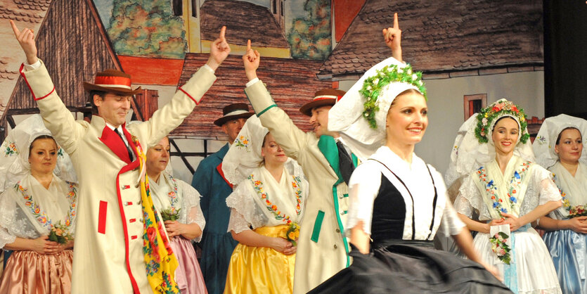 Sorben tanzen in Tracht