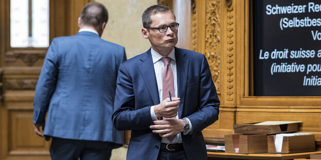 Roger Koeppel steht im Nationalrat in Bern