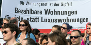 Viele junge Leute demonstrieren. Auf einem Plakat steht "Bezahlbare Wohnungen für viele statt Luxuswohnungen".