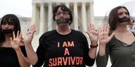 Drei Frauen protestieren vor dem Capitol in Washington. Ihre Münder sind mit Klebeband zugeklebt
