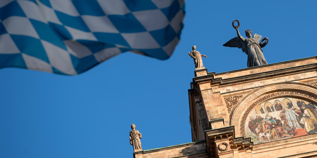 Eine Bayernflagge weht vor dem bayerischen Landtag